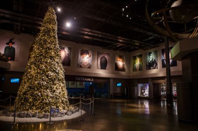 Christmas-tree-in-the-lobby-28129.jpg
