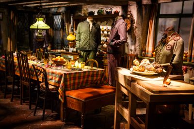 The-Weasley-kitchen-dressed-for-Christmas-28129.jpg